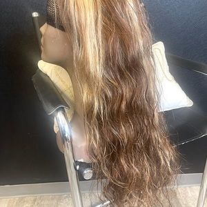 24 inch , 180 density , 100 human hair , lace front   Lace intact
